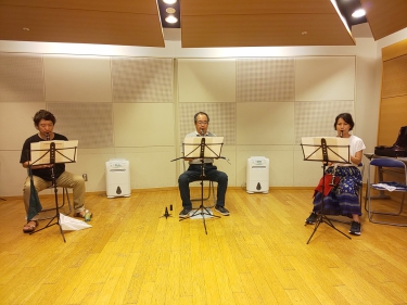 真剣にアンサンブルする生徒達