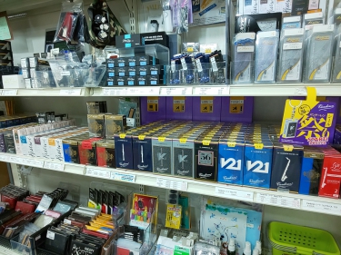 お店の棚に置かれたリード