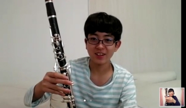 オンラインレッスンで笑顔で指の確認をする生徒