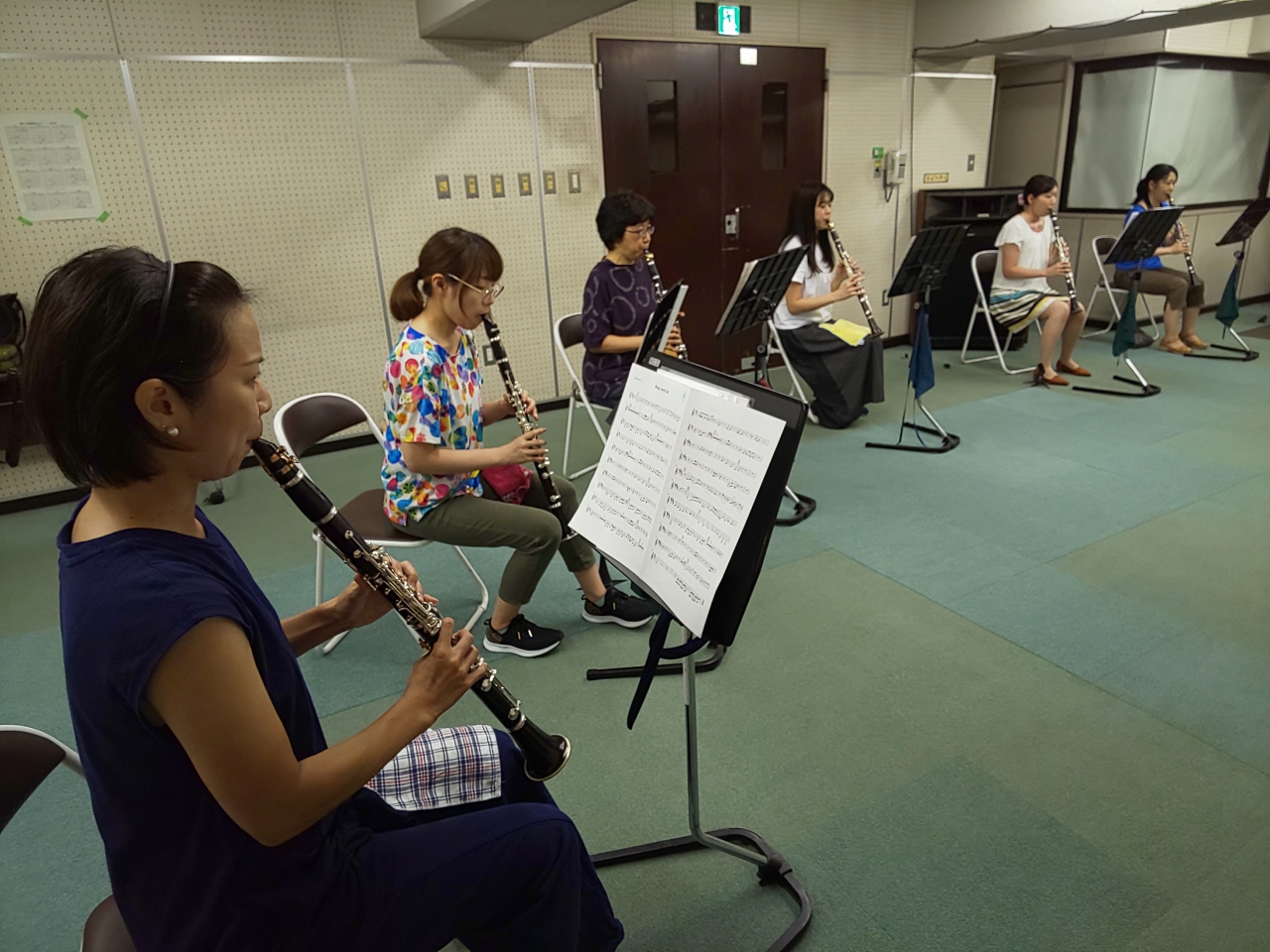 バンドアンサンブルで演奏するクラリネット奏者達