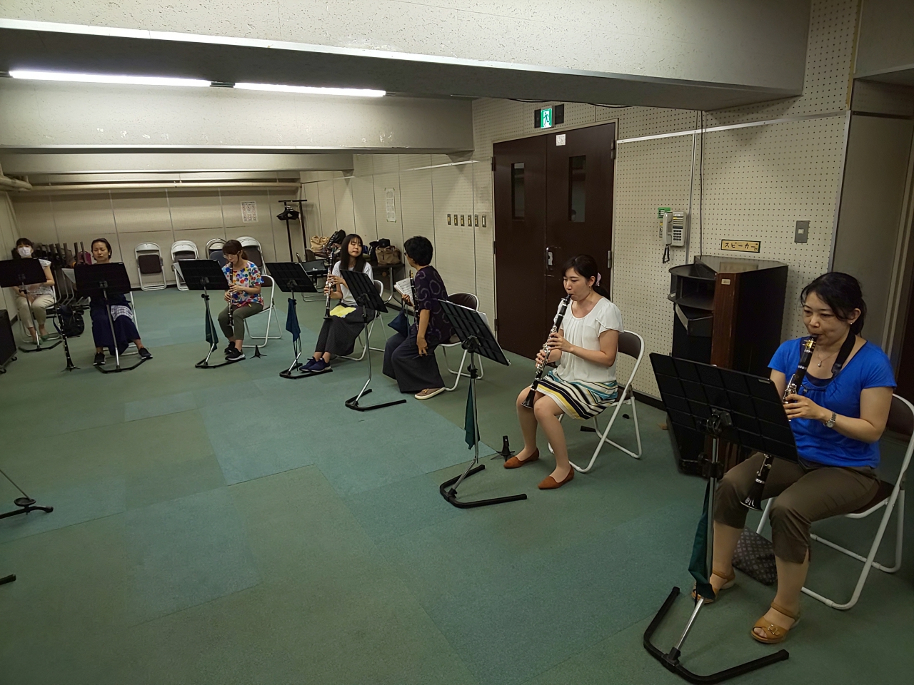 各自音出しをするバンドアンサンブルメンバー