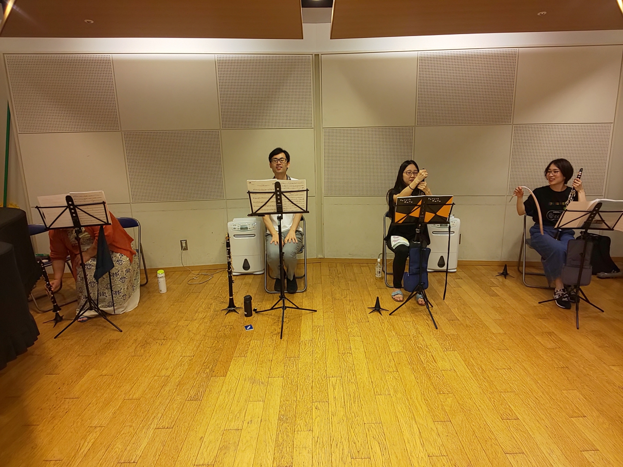 思い思いに休憩を過ごす中級者アンサンブルメンバー