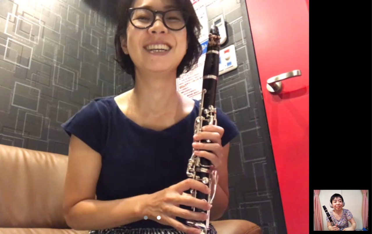 オンラインレッスンで笑顔で話をする生徒