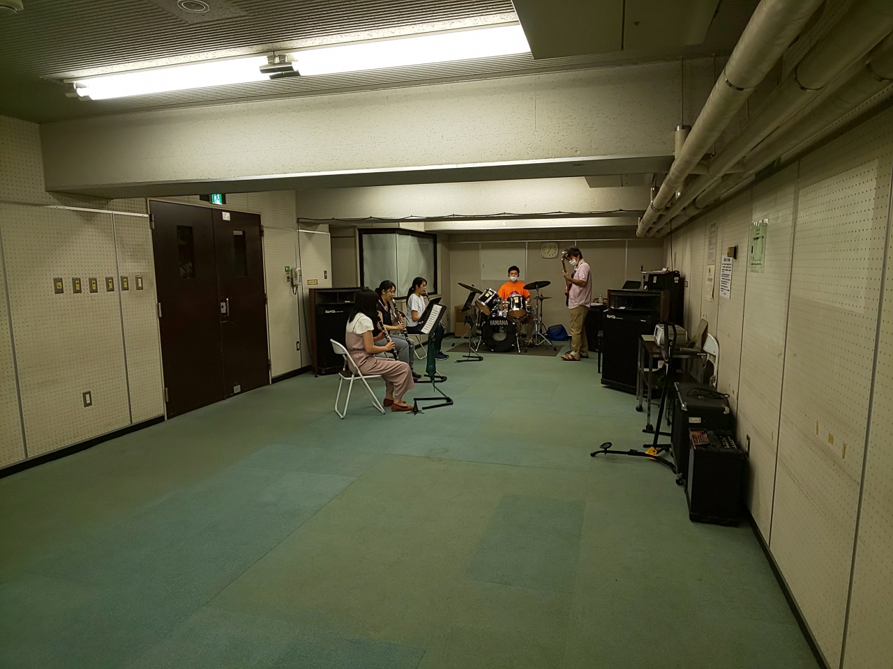 楽しく演奏するバンドアンサンブルメンバー