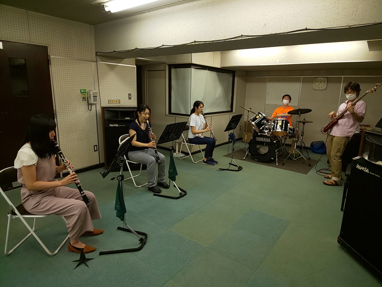 楽しく演奏するバンドアンサンブルメンバー