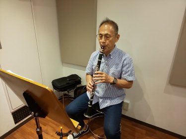 座って演奏する生徒