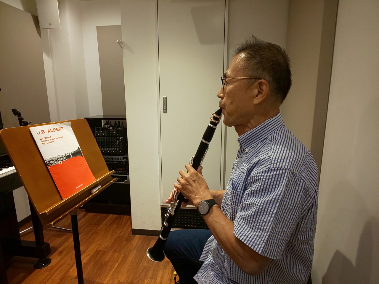 座って演奏する生徒