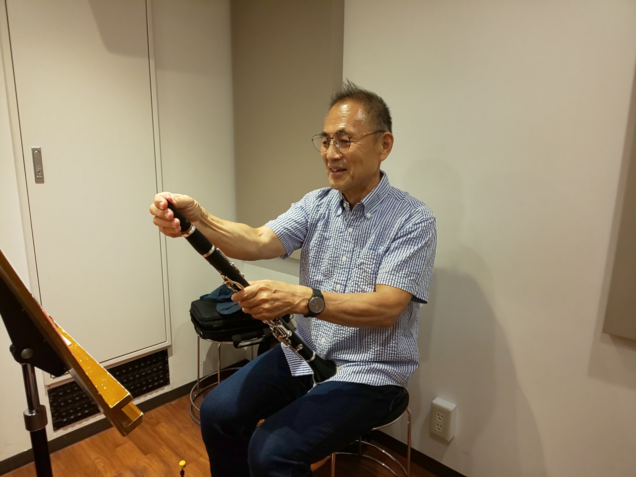 笑顔でクラリネットのセッティングをする生徒