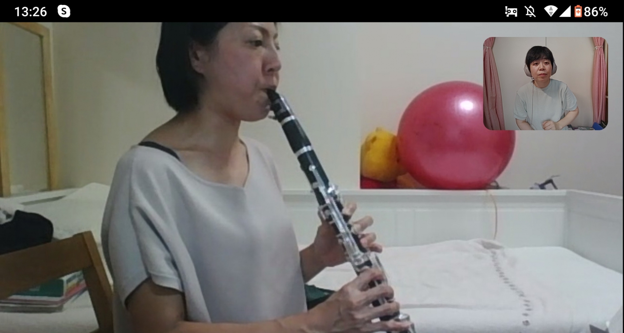 オンラインレッスンで演奏する生徒