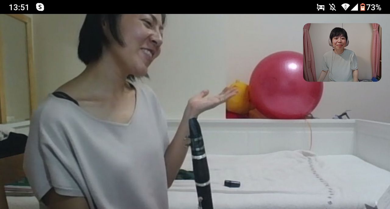 笑顔で首をかしげる生徒