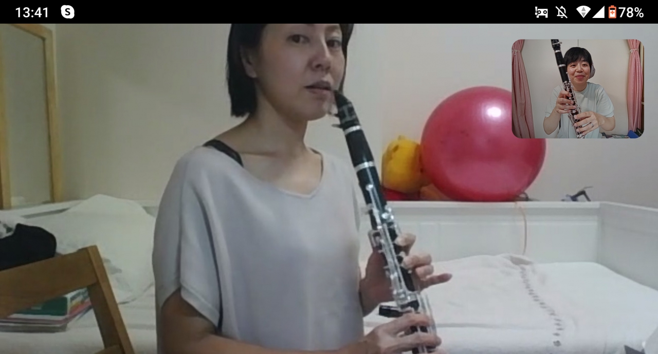 オンラインレッスンで真剣に話を聞く生徒