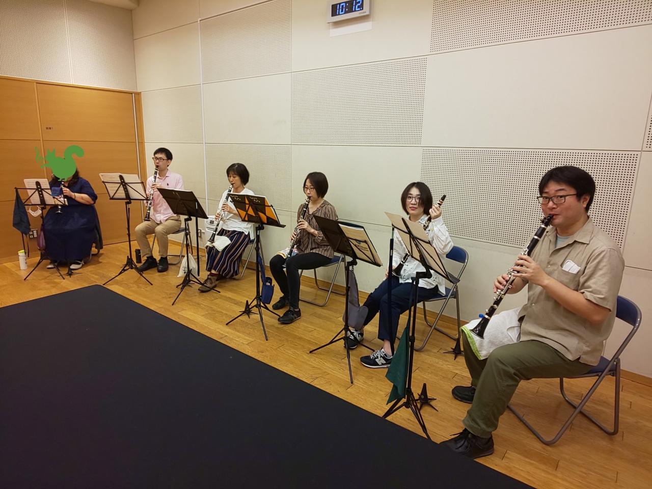 各自練習する中級者アンサンブルメンバー