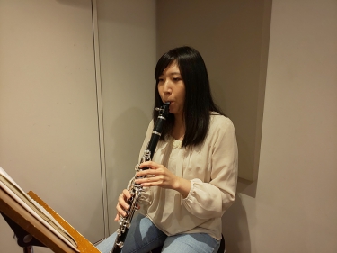 座って演奏する生徒