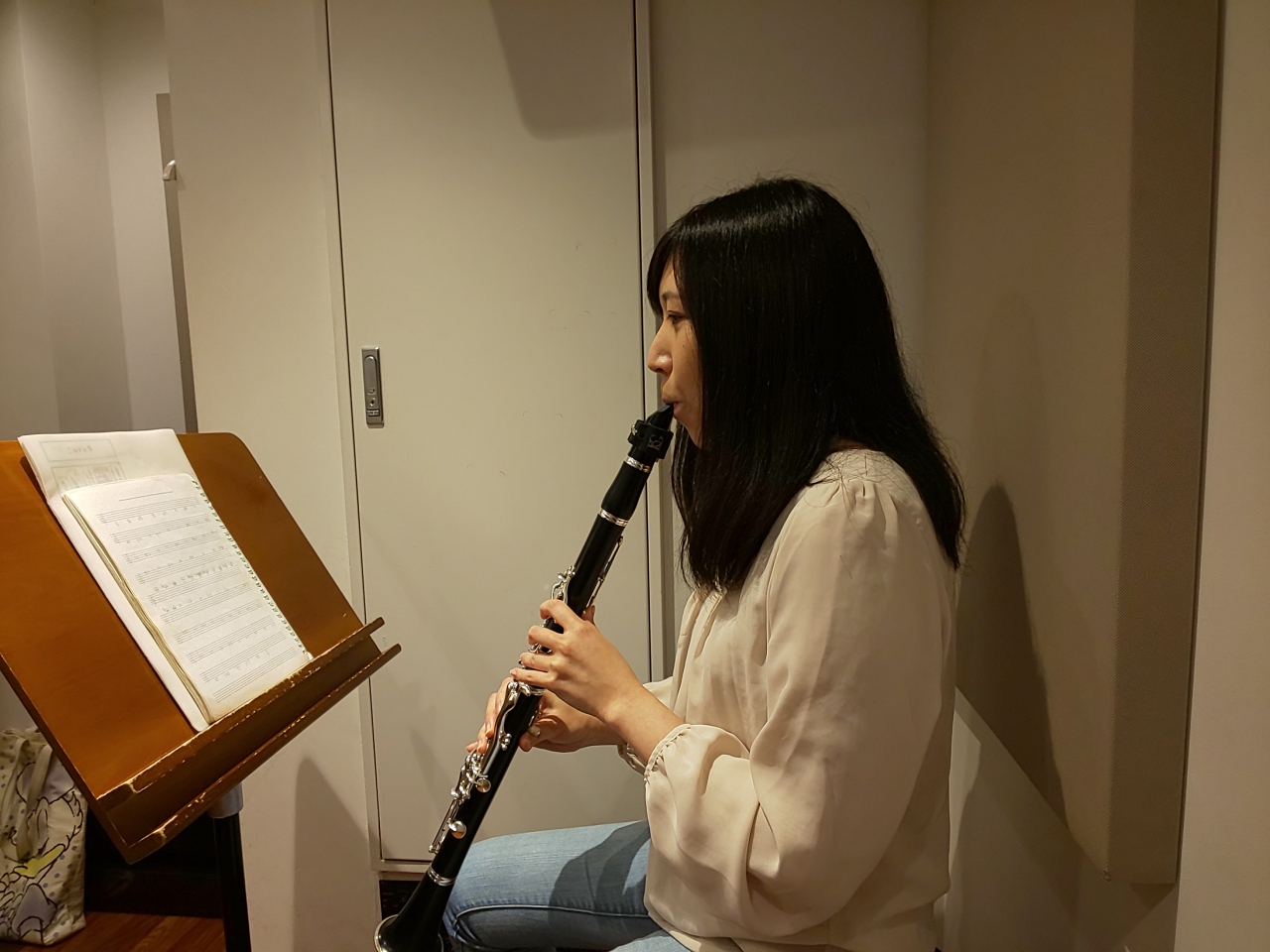 座って演奏する生徒