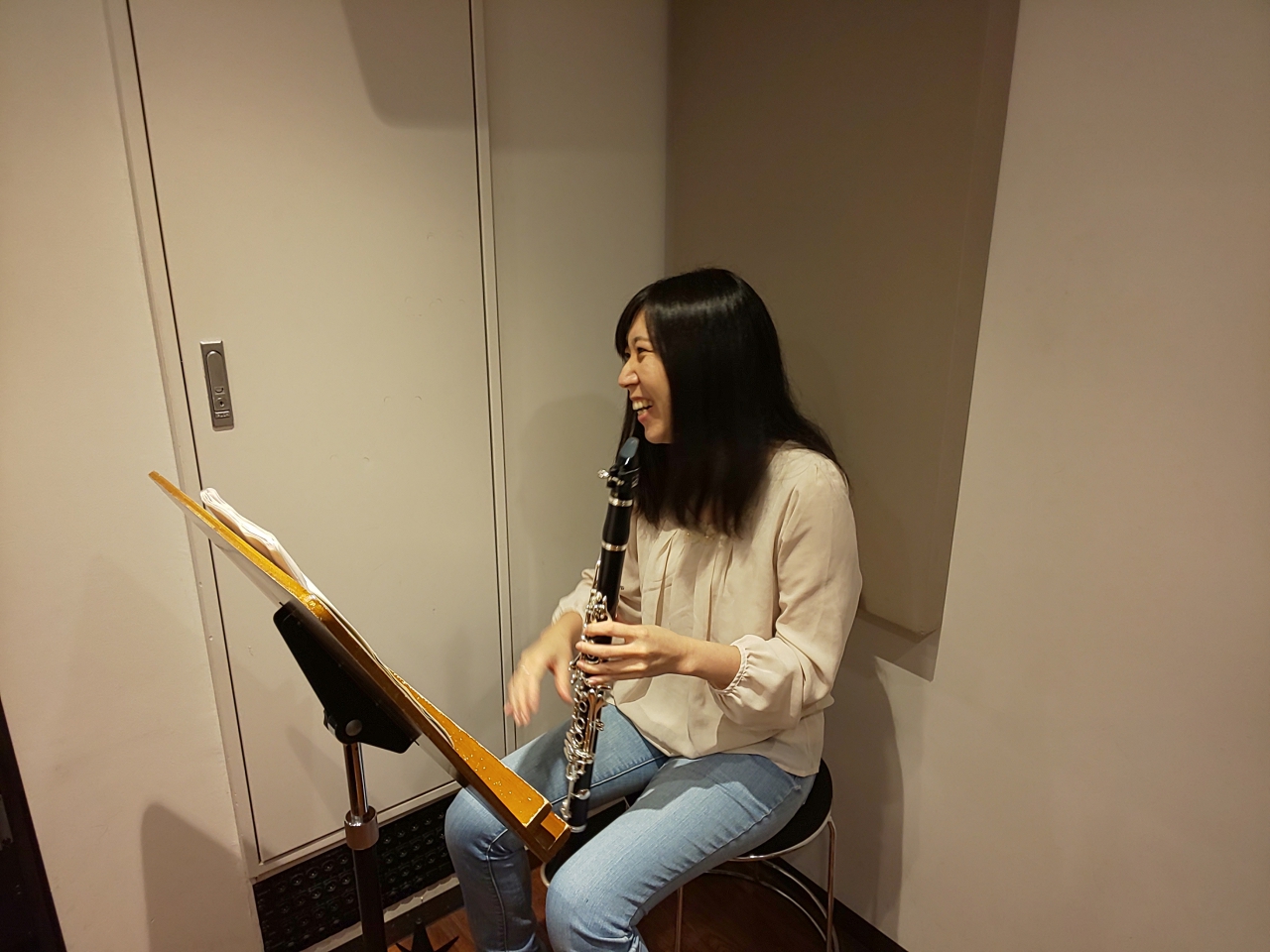 演奏の合間に笑顔の生徒