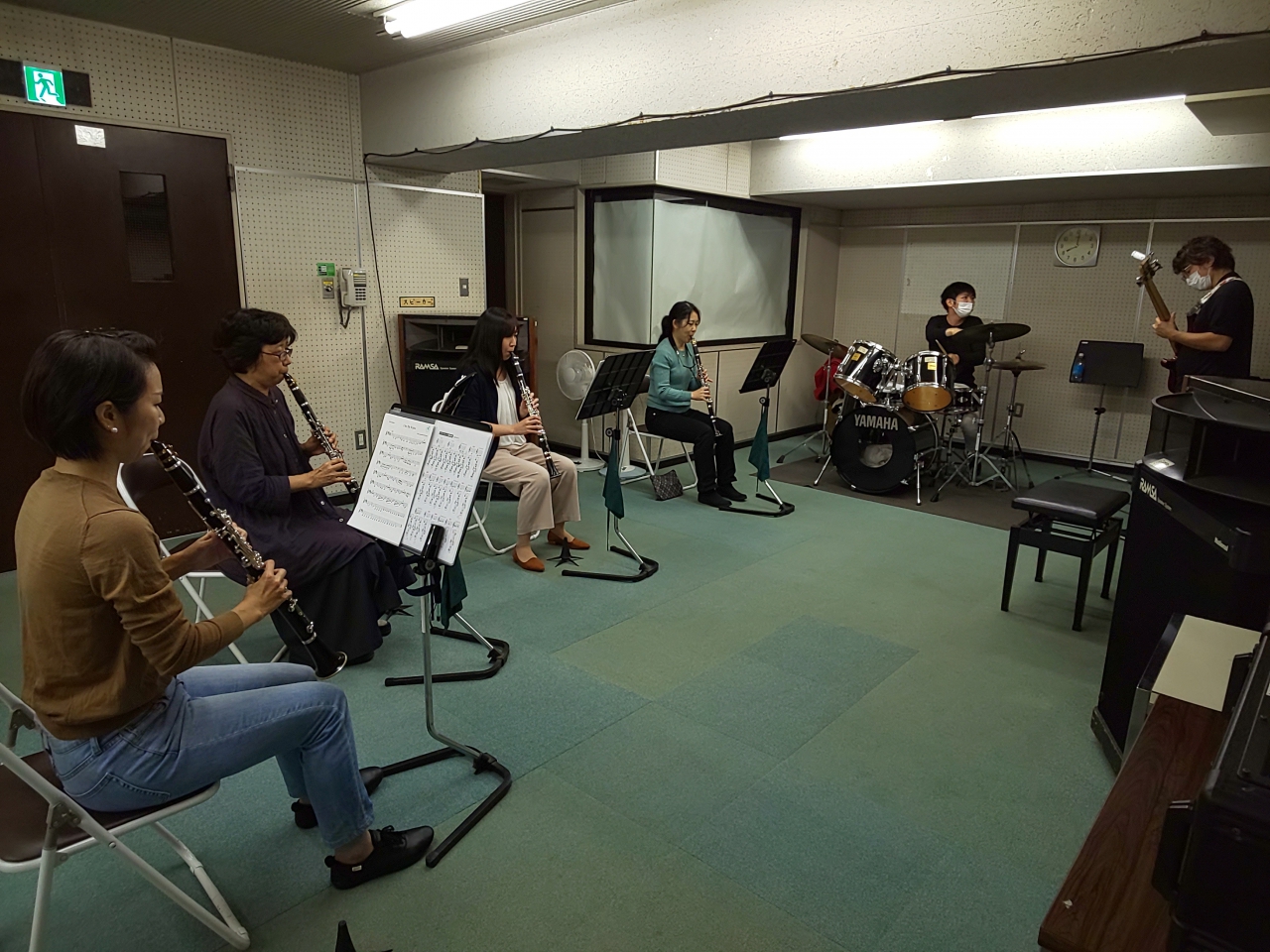 楽しく演奏するバンドアンサンブルメンバー