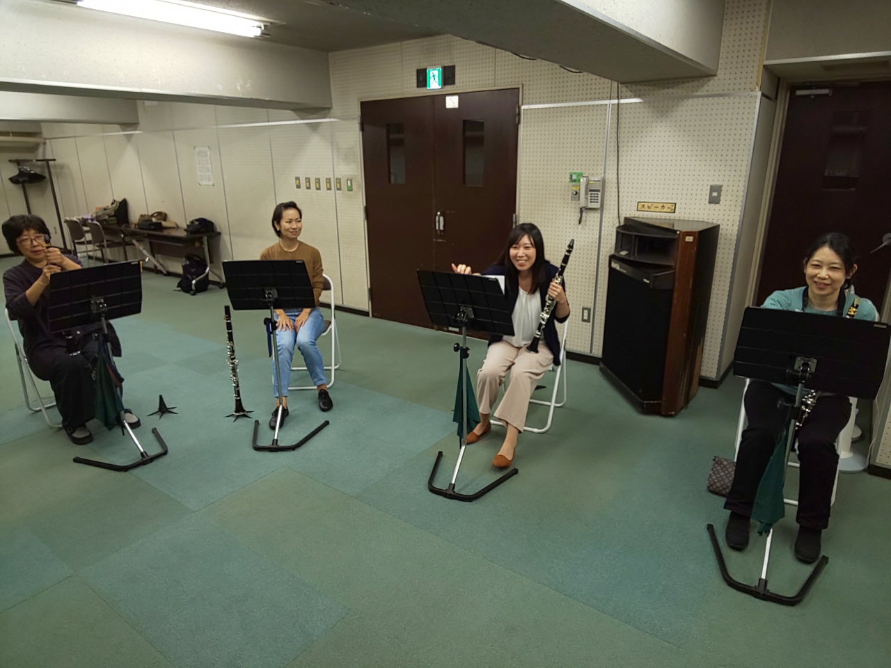 曲の合間に笑顔でおしゃべりするバンドアンサンブルメンバー