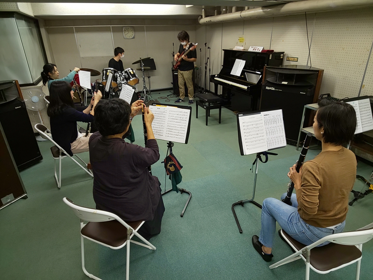 それぞれ準備をするバンドアンサンブルメンバー