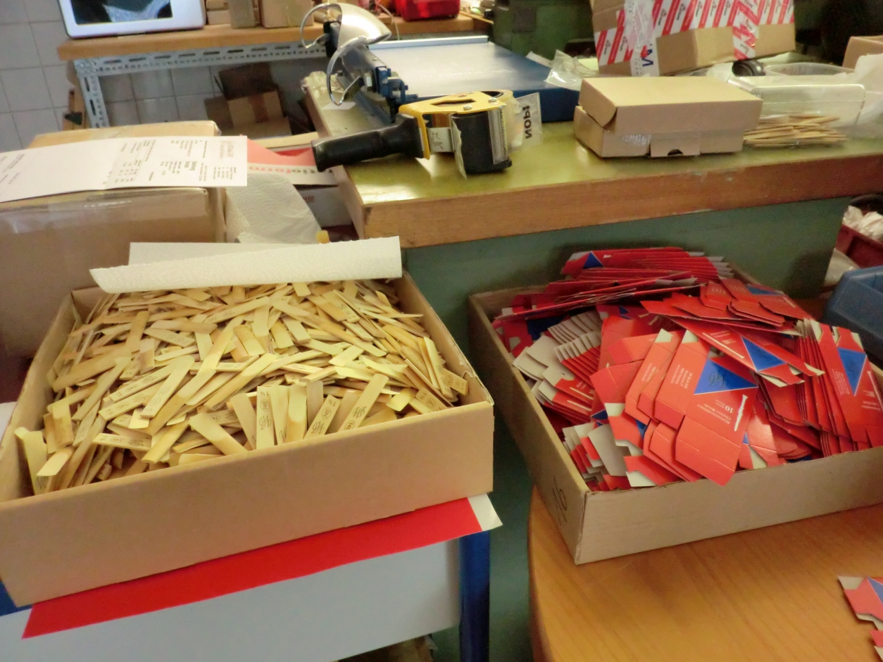 箱詰めされる前の山積みされたリードと箱