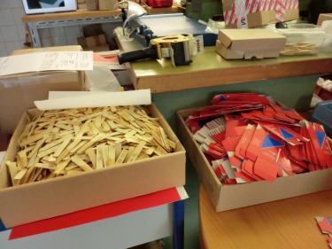 箱詰めされる前の山積みされたリードと箱