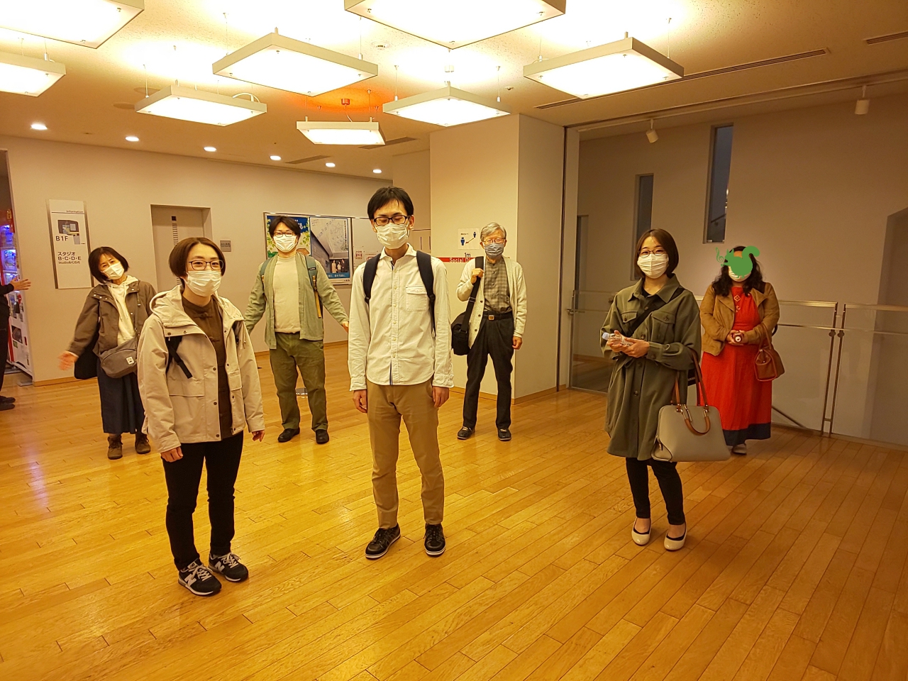 スタジオが開くのを待つ中級者アンサンブルメンバー