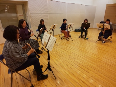 通し練習中の上級者アンサンブルメンバー
