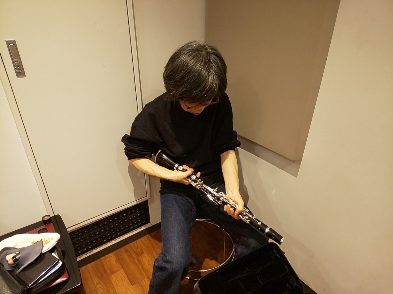 慎重に上下管のジョイントを組み立てる生徒