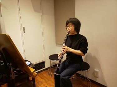 楽譜を見ながら座って演奏する生徒