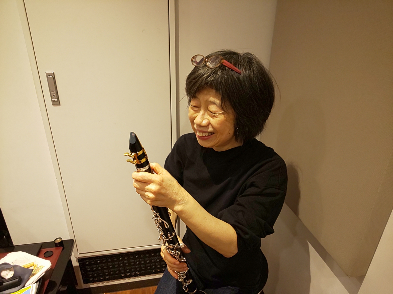 笑顔でリードをつける生徒