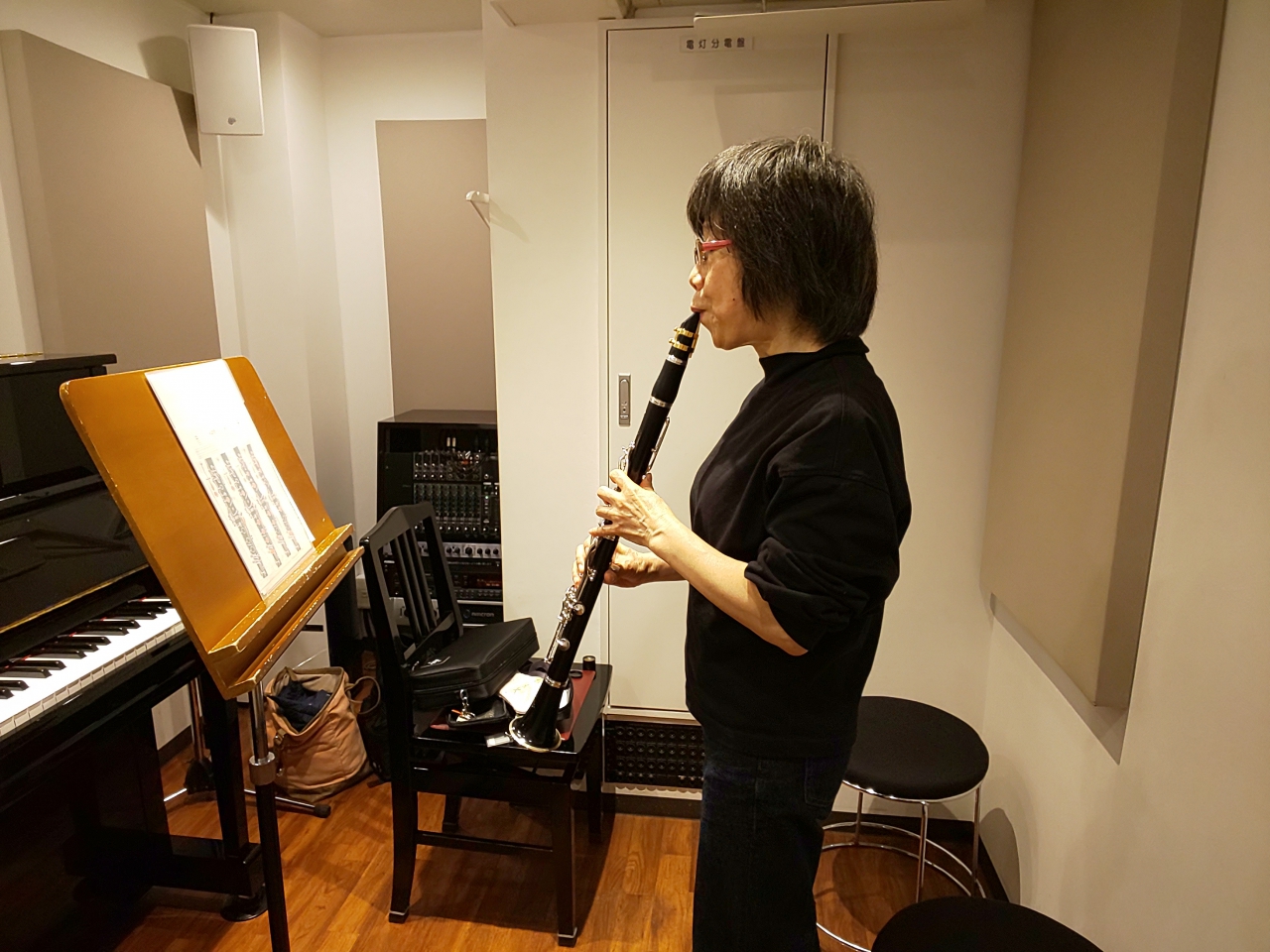 楽譜を見ながら立って演奏する生徒