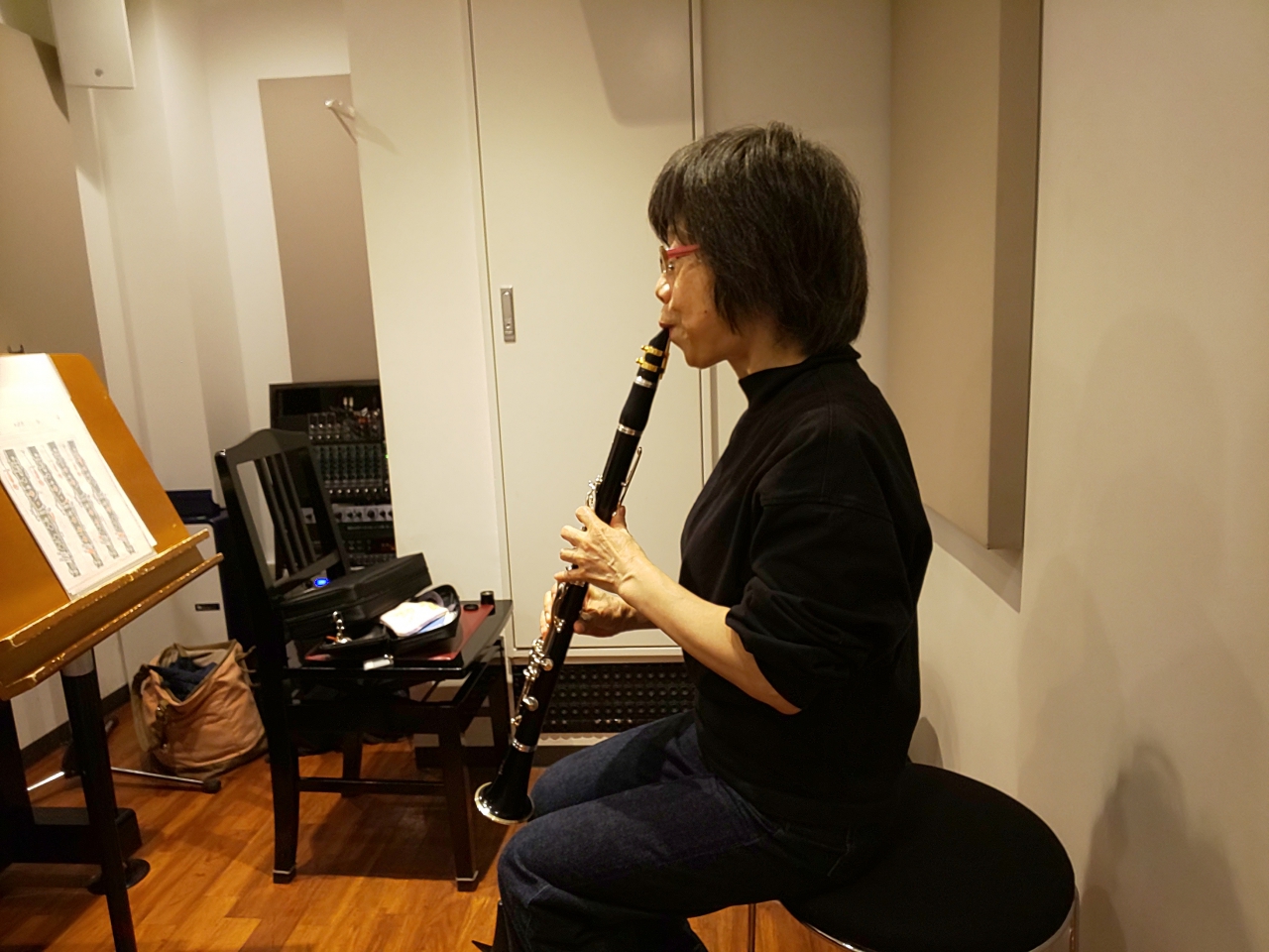 楽譜を見ながら座って演奏する生徒