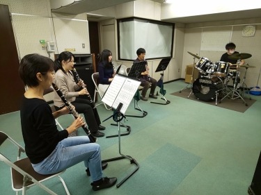 バンドアンサンブルを楽しむ生徒達