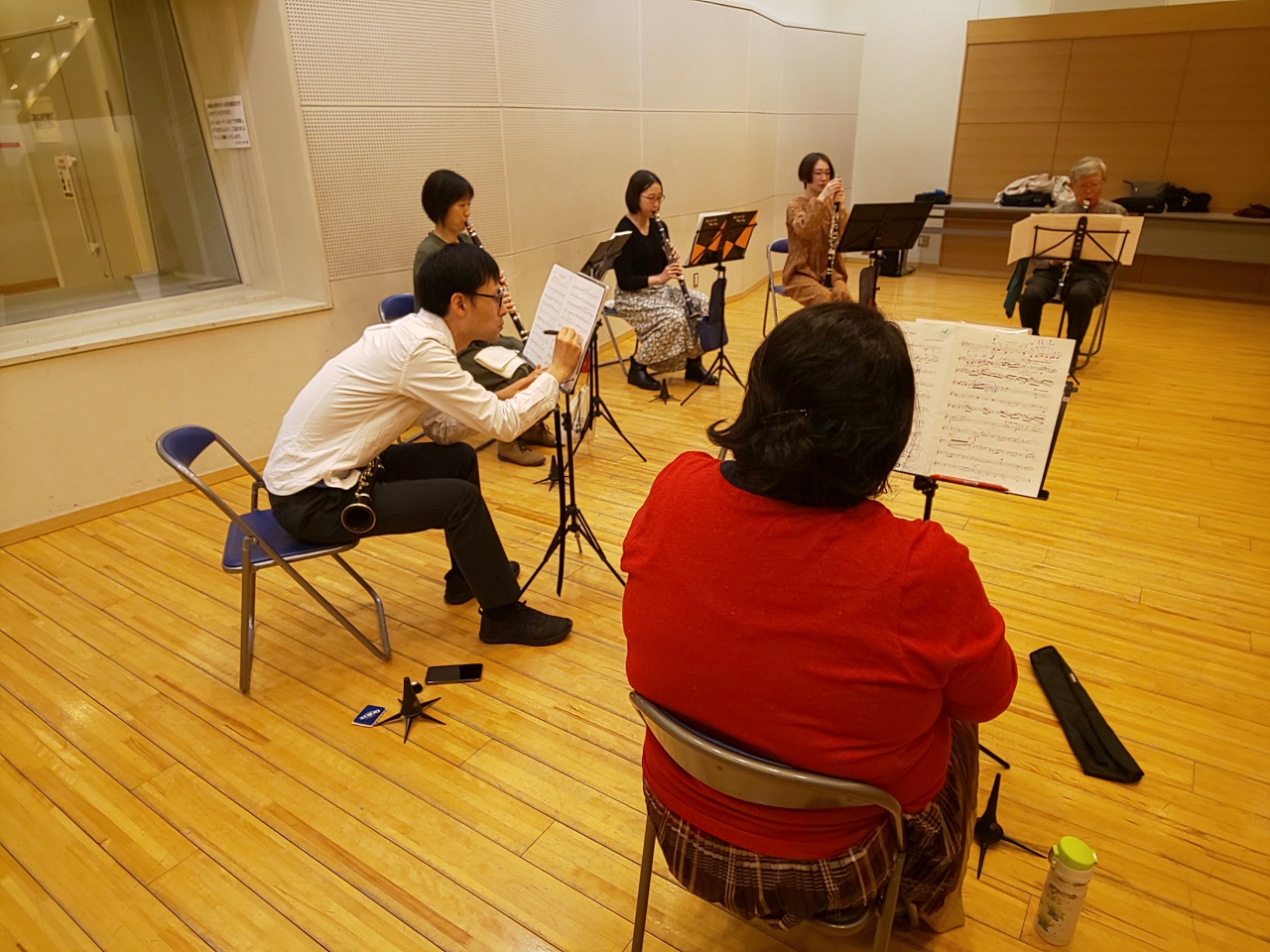 自分の演奏を確認する中級者アンサンブルメンバー