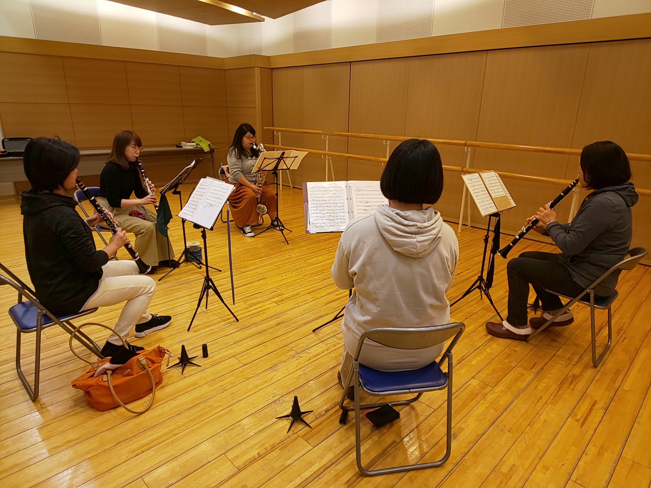 真剣にアンサンブルする上級者アンサンブルメンバー