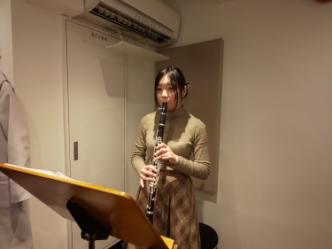 楽譜を見ながら立って演奏する生徒