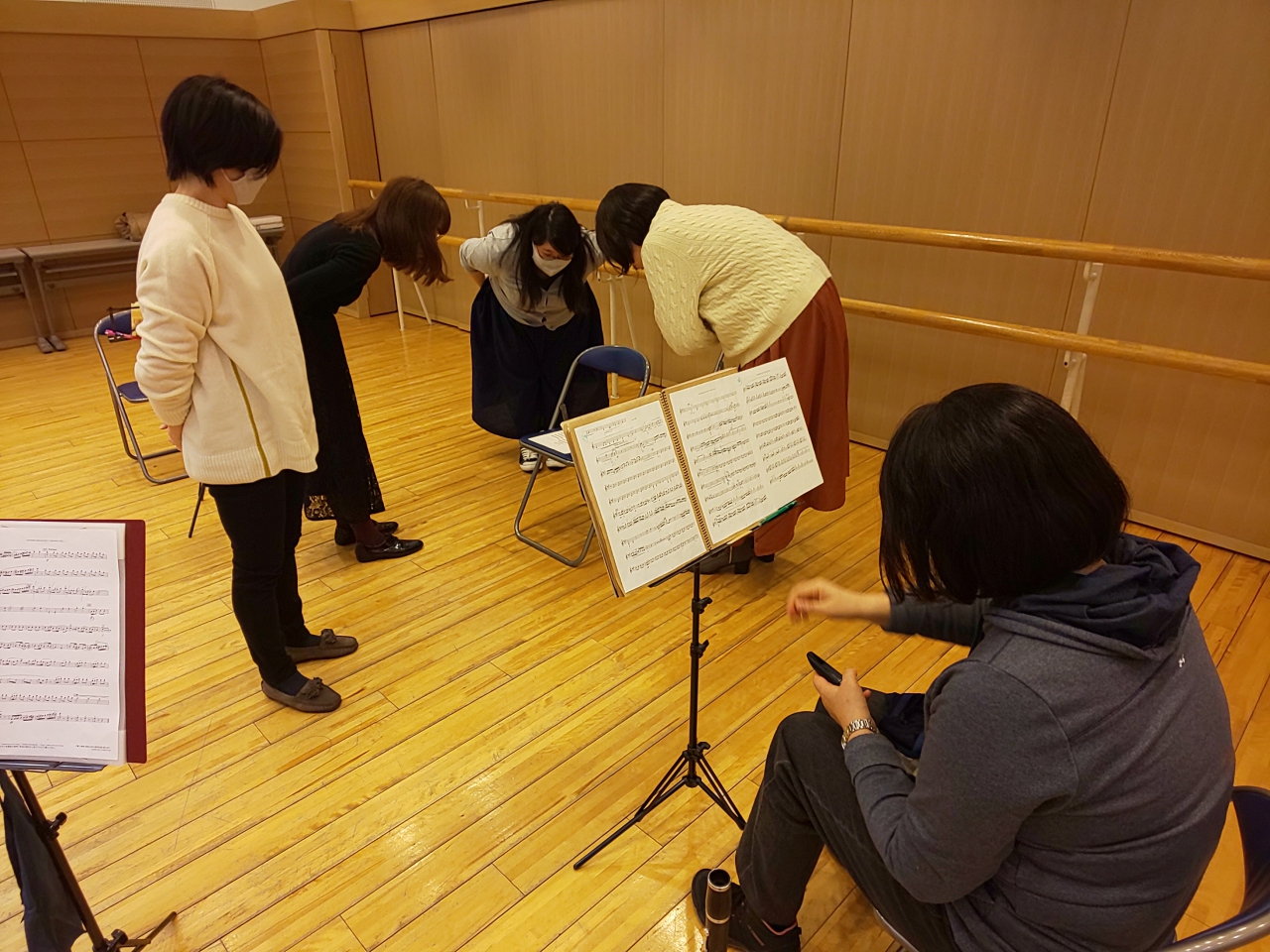 発表会の座席表を見る上級者アンサンブルメンバー