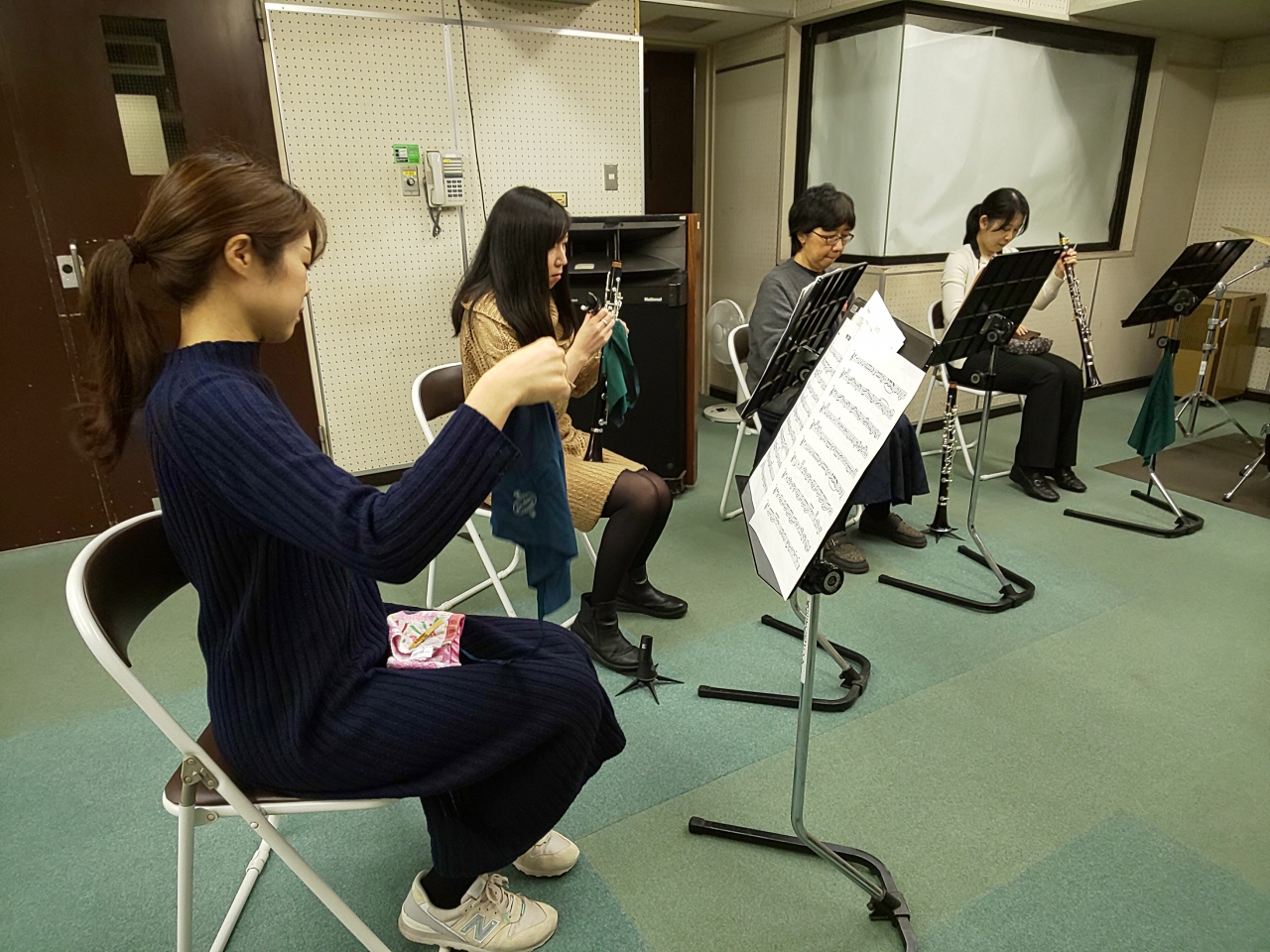 曲間でみんな揃って掃除をするバンドアンサンブルメンバー