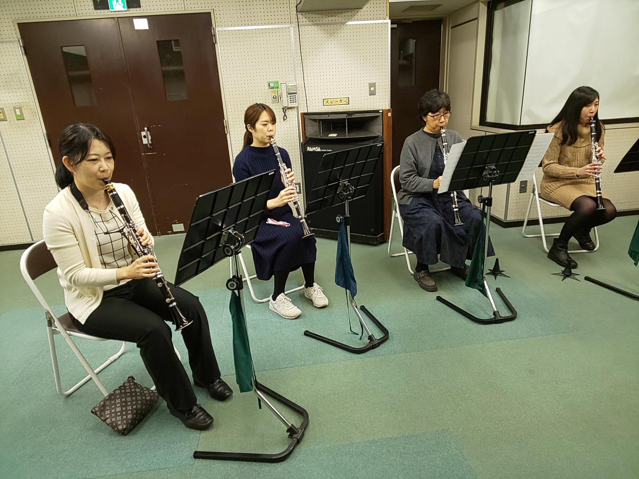 楽しく演奏するバンドアンサンブルメンバー