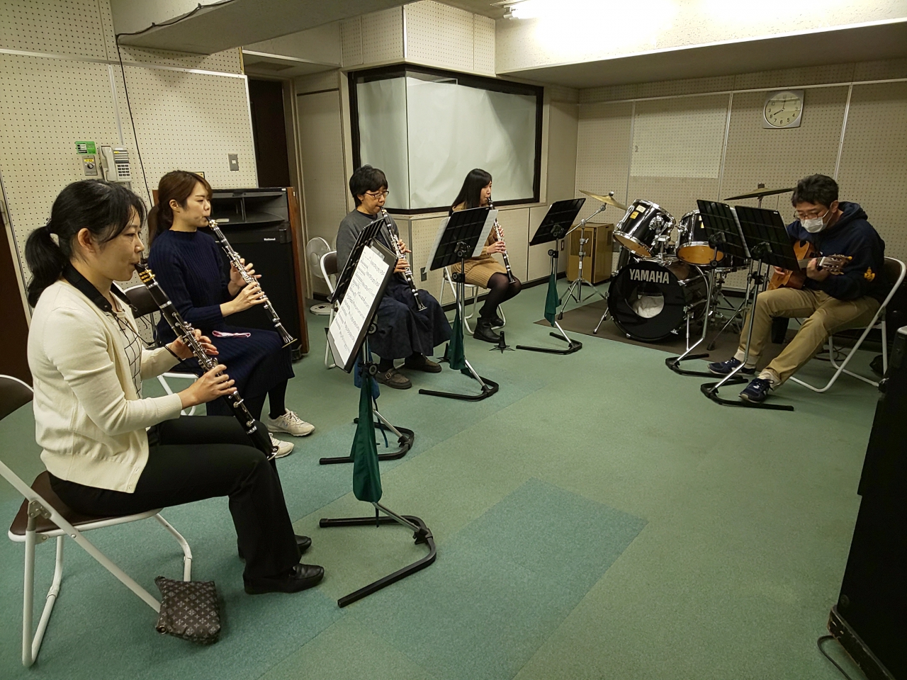 ギターとの演奏を楽しむバンドアンサンブルメンバー
