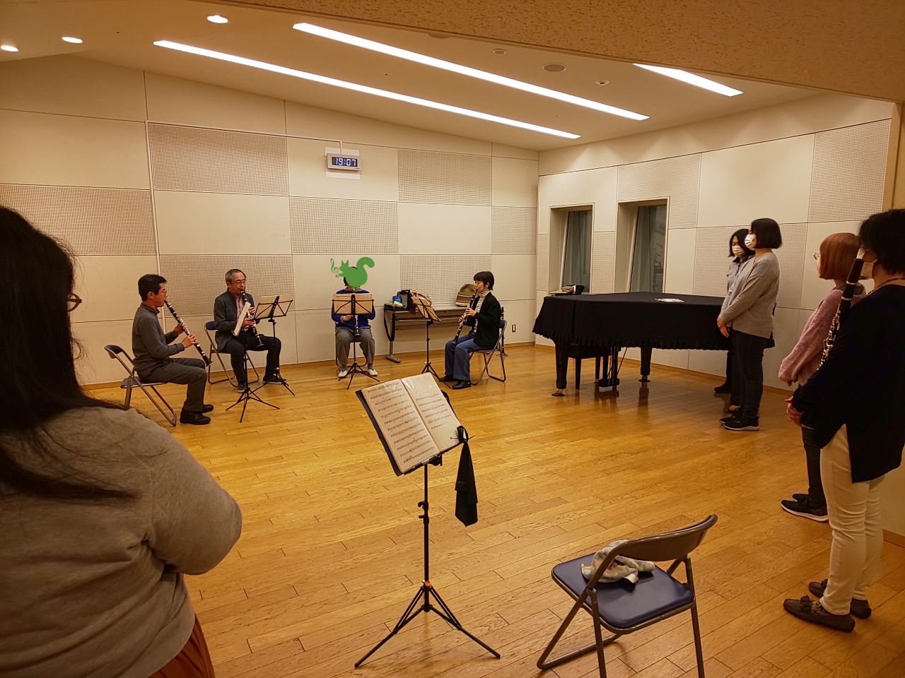 上級者アンサンブルメンバーに演奏を披露する初級者アンサンブルメンバー