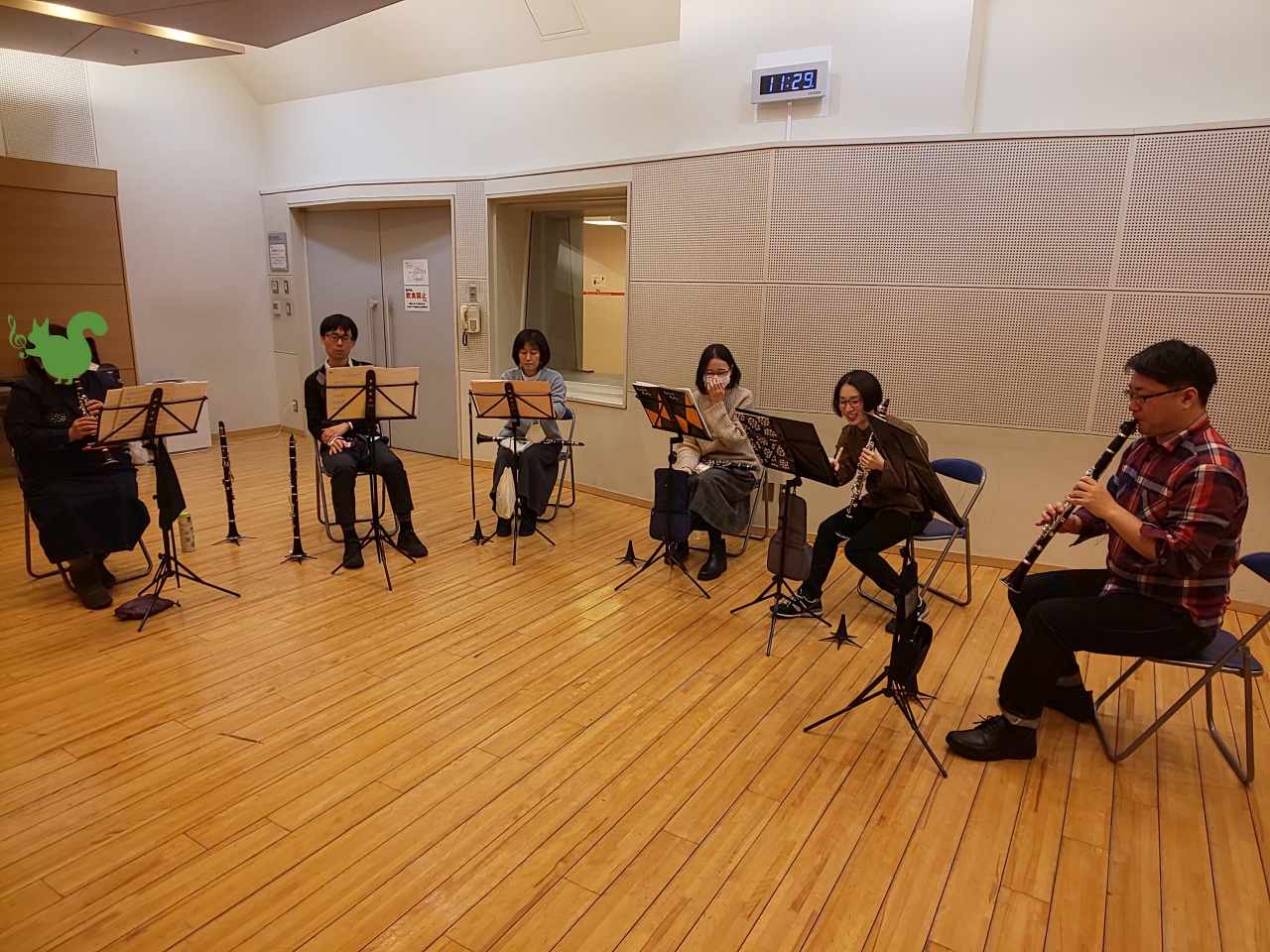 吹き方の確認をしながら個人練習する中級者アンサンブルメンバー