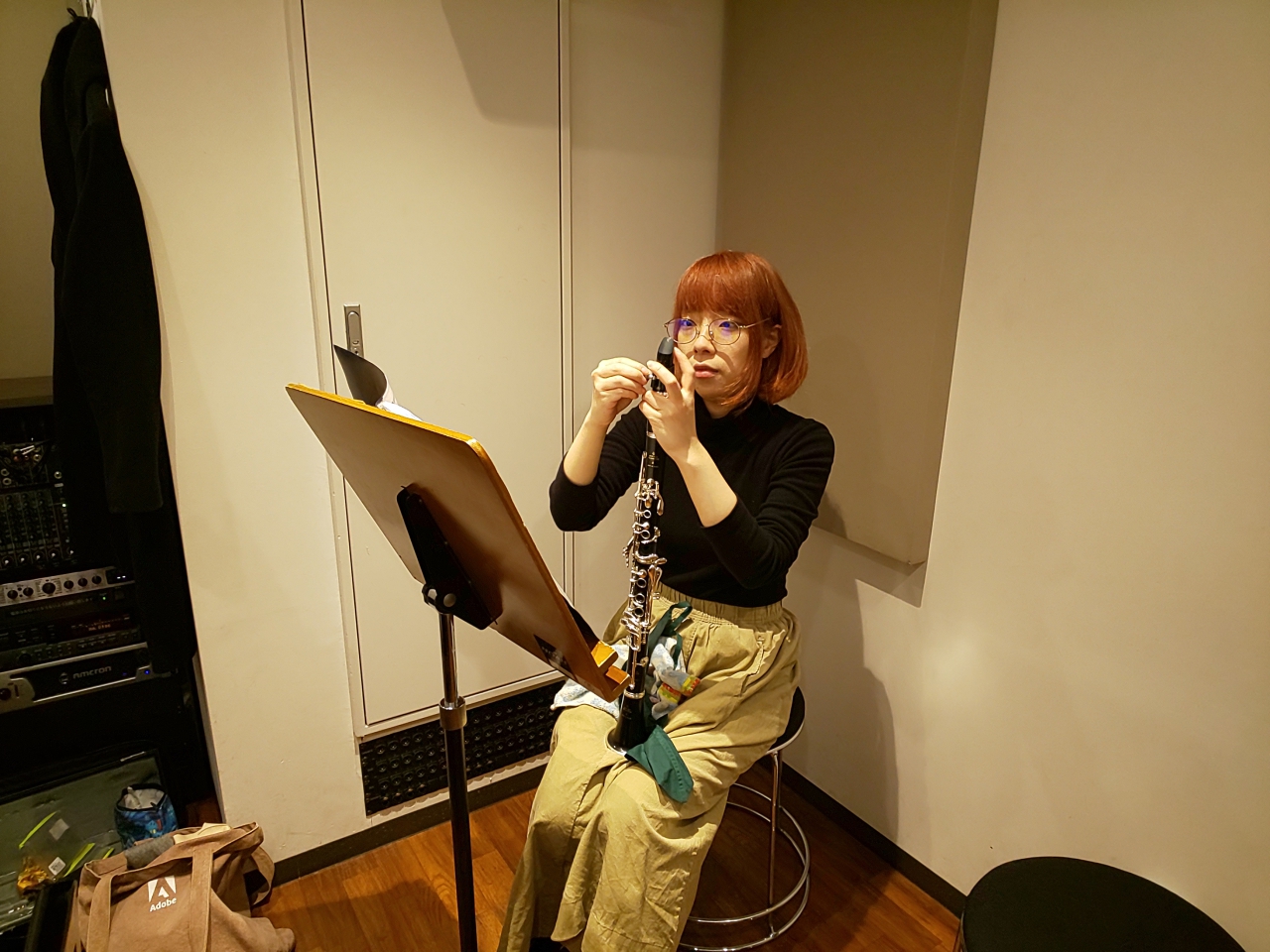 練習の合間の掃除後にリードをつけ直す生徒