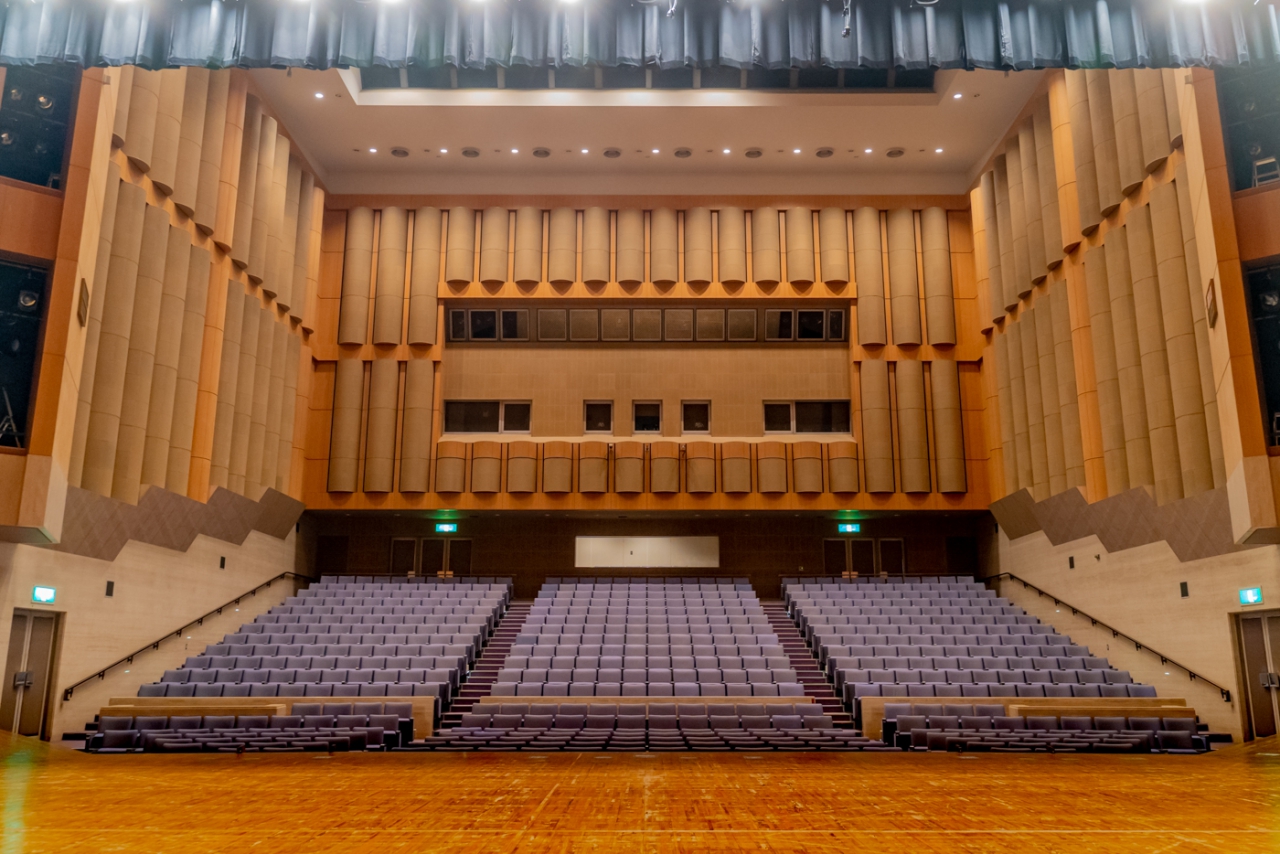 ホールのステージから見た客席