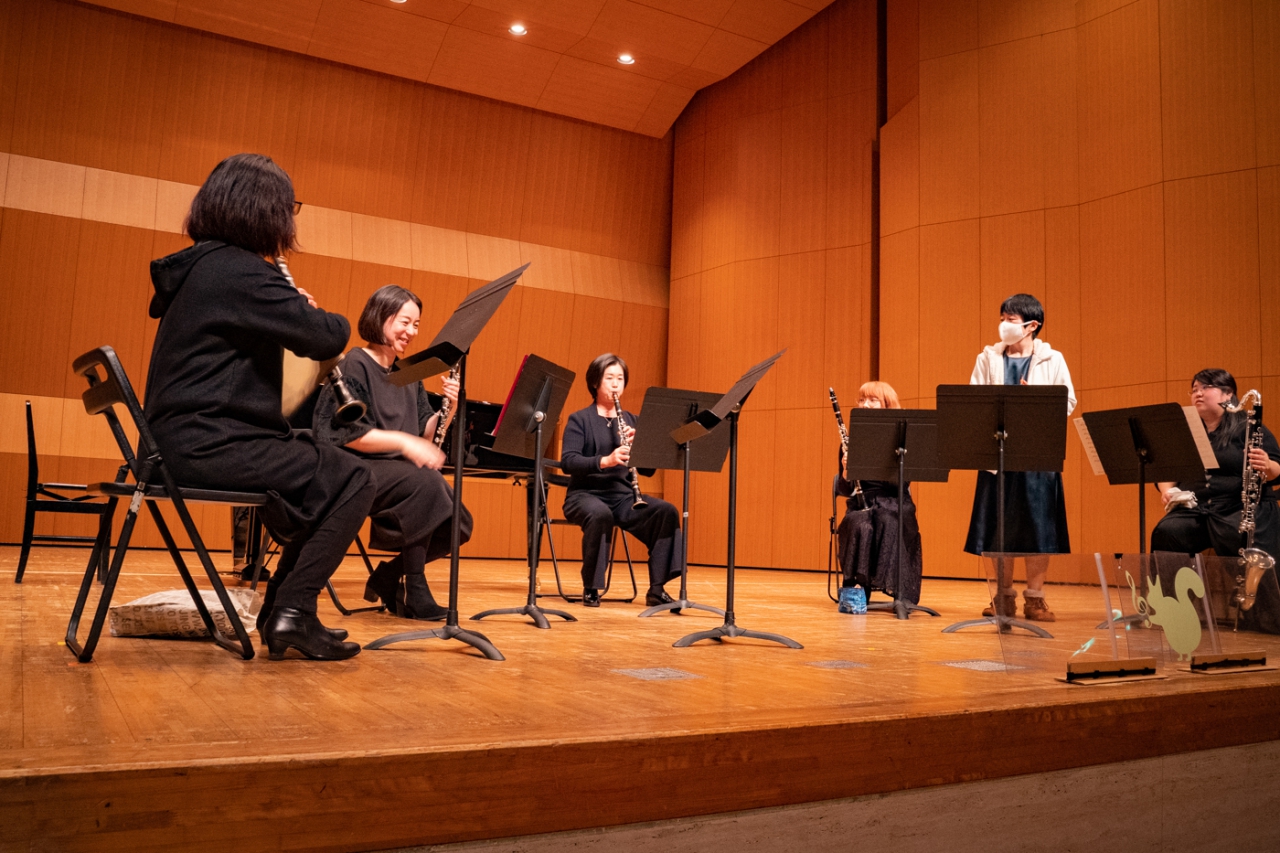 ステージでリハーサルする上級者アンサンブルメンバー