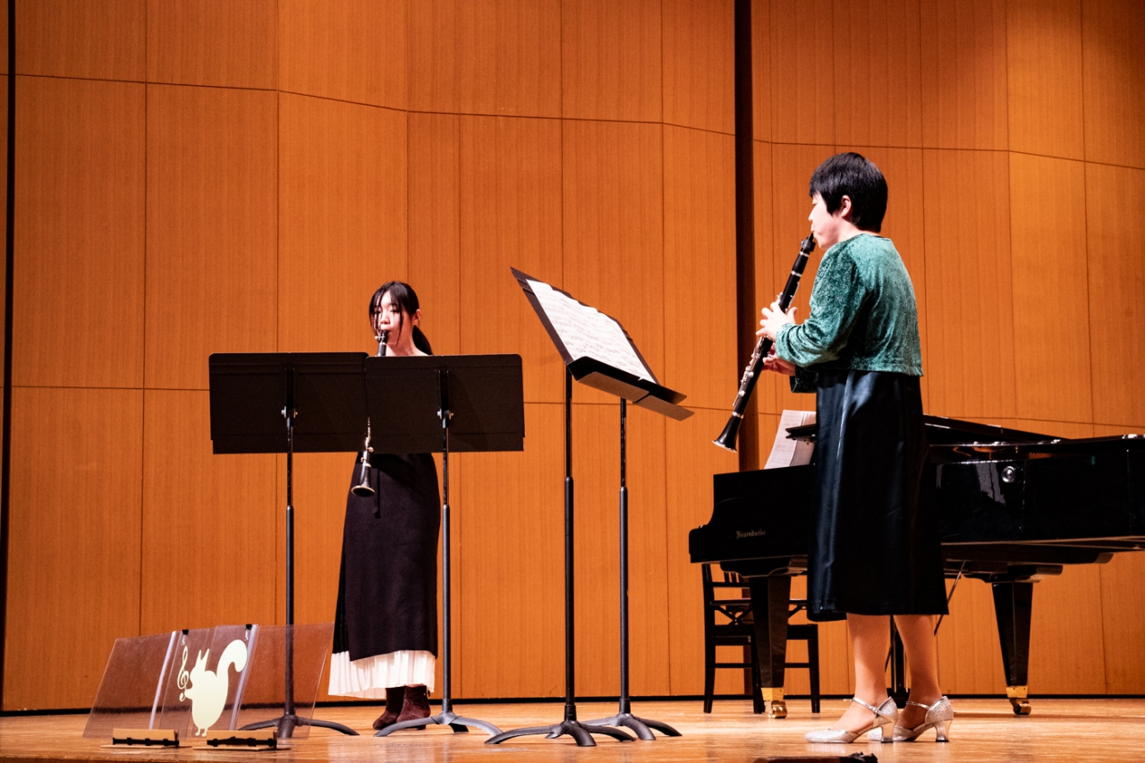 発表会で二重奏する生徒とクラリネット講師