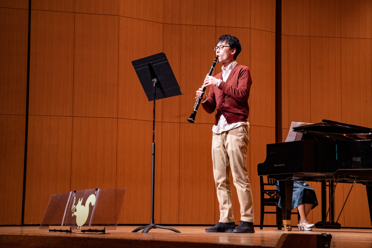 発表会でソロ演奏する生徒