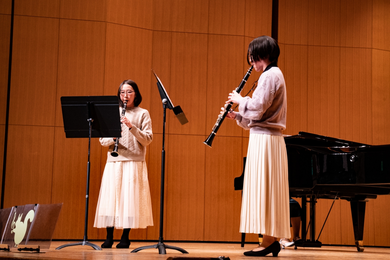 発表会でデュオ演奏する生徒達