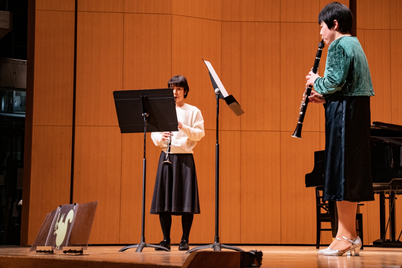 発表会で二重奏する生徒とクラリネット講師
