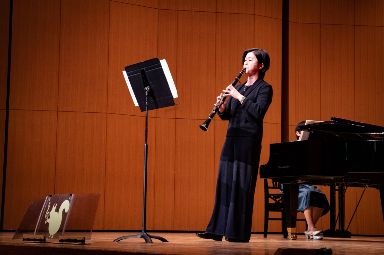発表会でソロ演奏する生徒