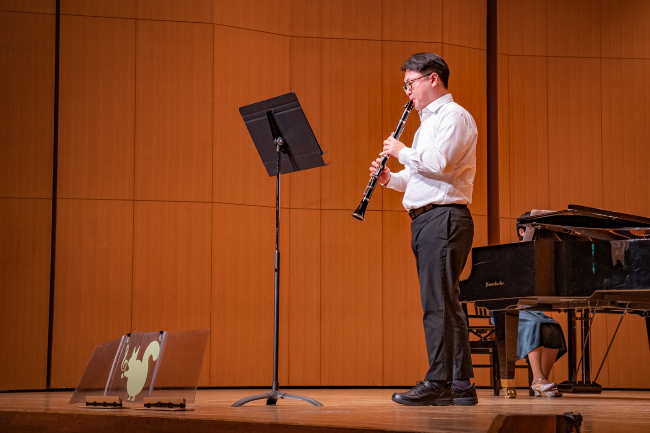 発表会でソロ演奏する生徒